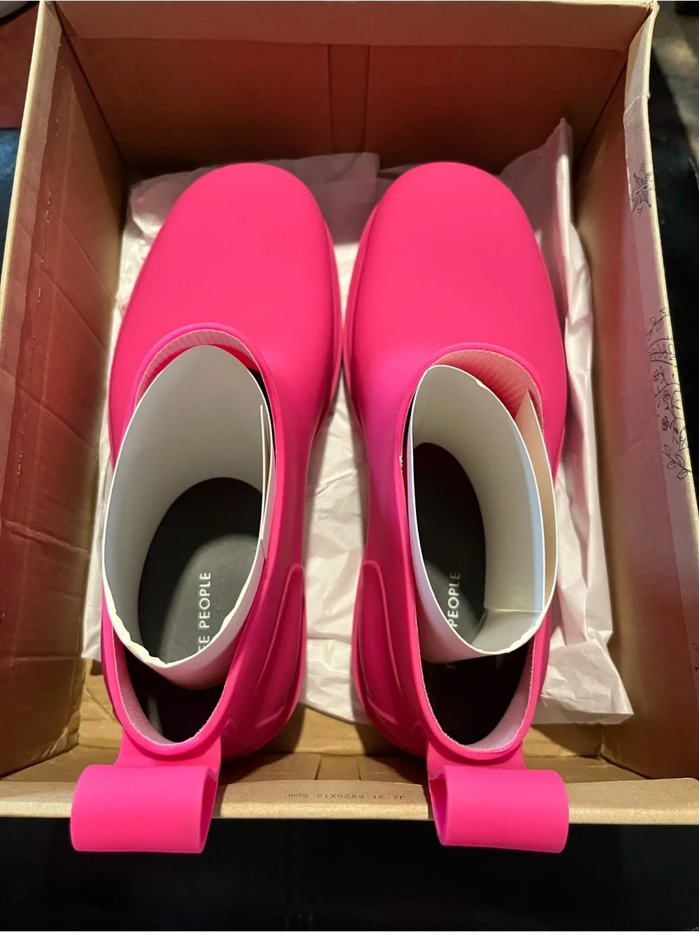 FREE PEOPLE HIGH STREET RAIN BOOT DRAGON FRUIT SIZE 9